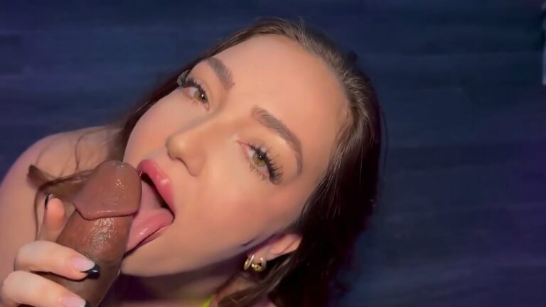 Cassie Lenoir obtiene su coño estirado por una BBC