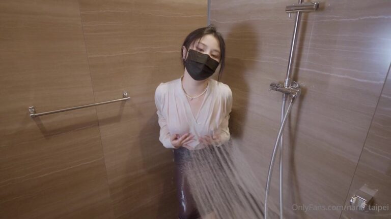 Nana_Taipei se moja en una ducha