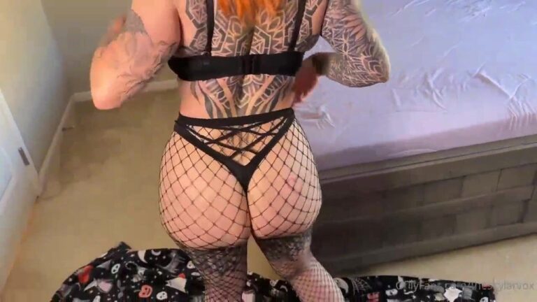 Skylar Vox obtiene su culo jodido en medias de red