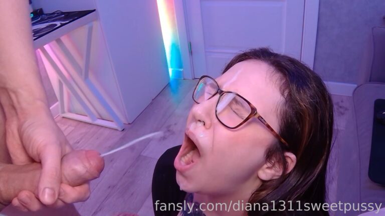 SweetPussy1311 recibe un tratamiento facial después de una mamada