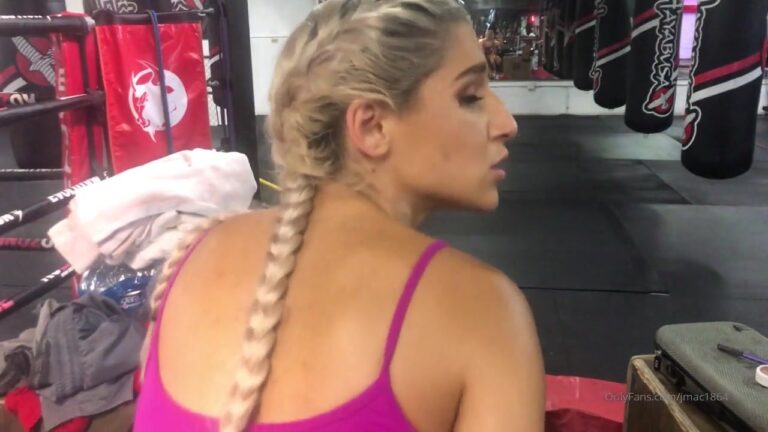 Abella Danger recibe una cogida rápida en el gimnasio
