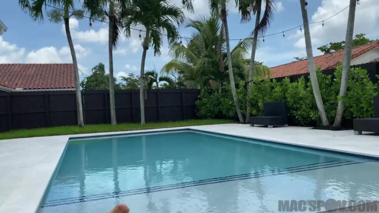 Adolescente Valerica Steele Hace Una Felación En Una Piscina