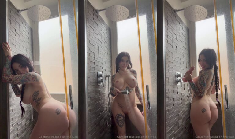 Alex Mucci haciendo alarde de sus curvas en la ducha