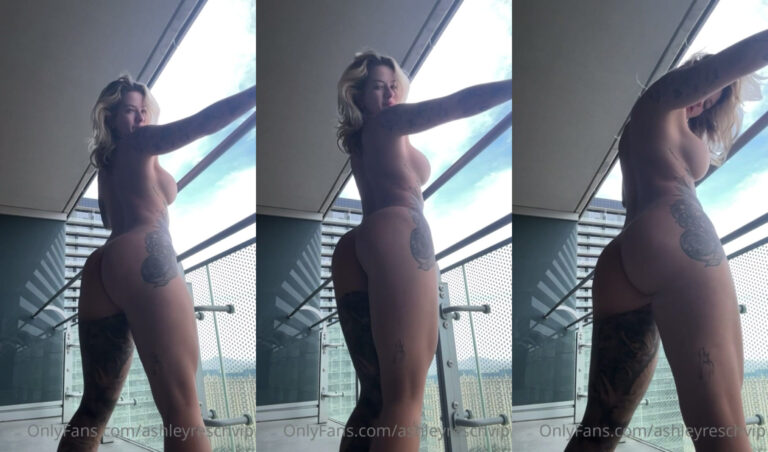 Ashley Resch sacudiendo su trasero en el balcón