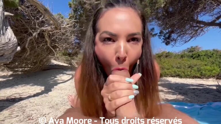 AvaMoorex se da un festín con una pipa junto a la playa