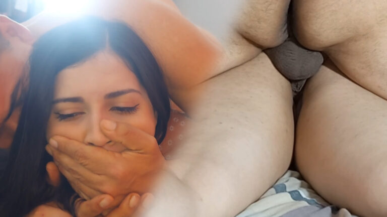 Cherry se la follan y se le cubre la boca para contener el placer