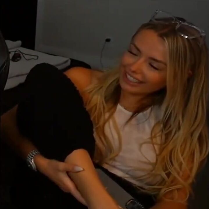 Corinna Kopf muestra sus pies