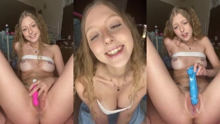Crazie Kitten juega con sus juguetes sexuales