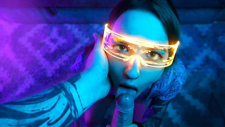 Cyberpunk se folla a una pequeña zorra en la boca