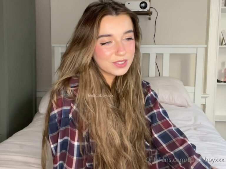Daisydrewuk folla su coño mojado con un consolador