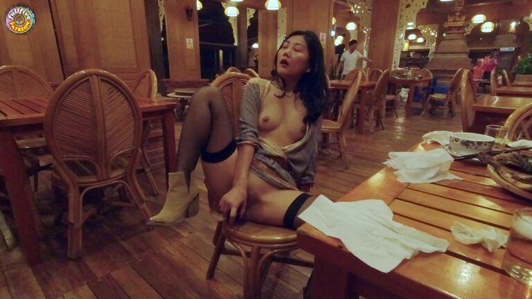 FullFive se masturba y eyacula en un restaurante