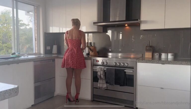 Holly Brougham recibe un creampie en la cocina