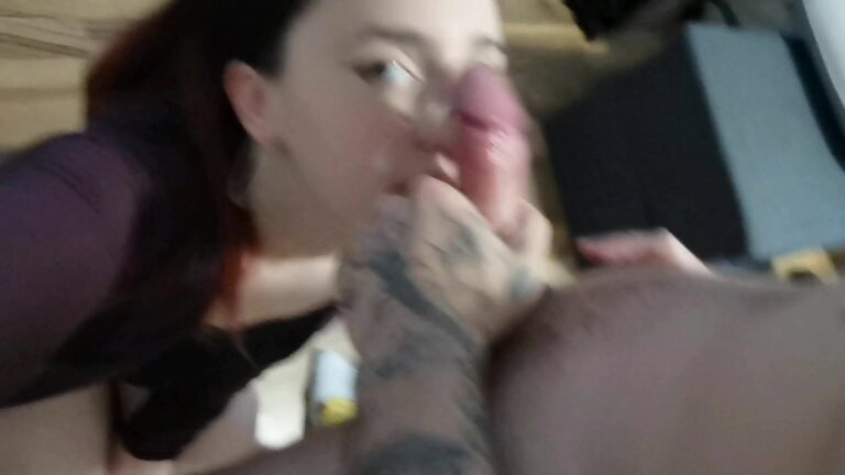 Joyliii recibe un facial después de chuparle las bolas a su novio