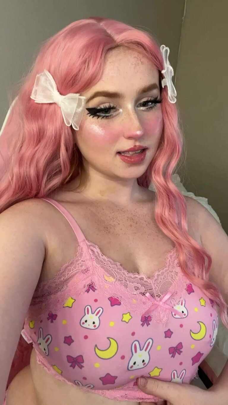 Kalopsia Jade muestra su bonita peluca rosa y sus pezones