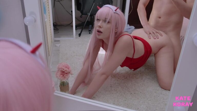 KateKuray recibe un golpe como Zero Two