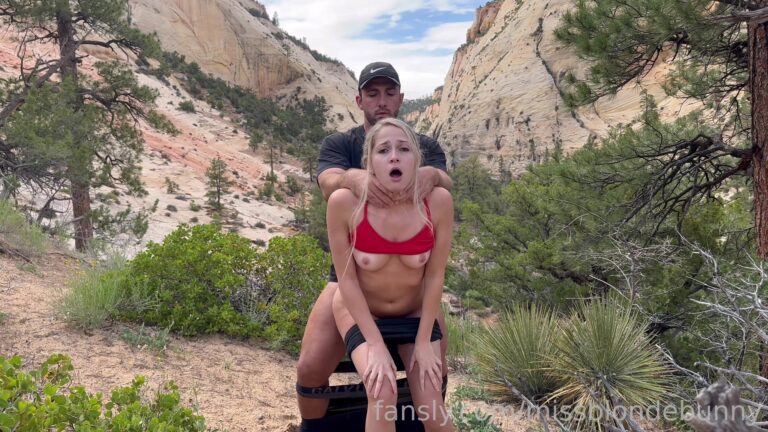 La acción al aire libre de Riley Rae con su hombre