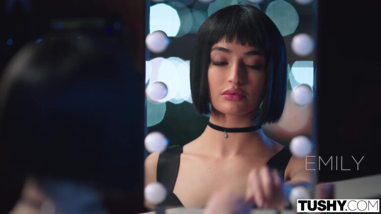 La agente Emily Willis deja que su pareja la folle por el culo