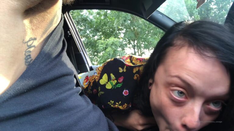 La gótica Alessa_Savage da una mamada desordenada en el coche