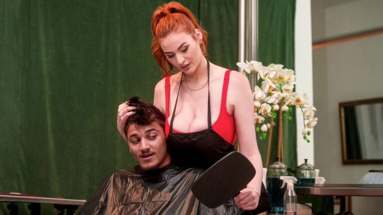 La peluquera Abigaiil Morris satisface a su cliente