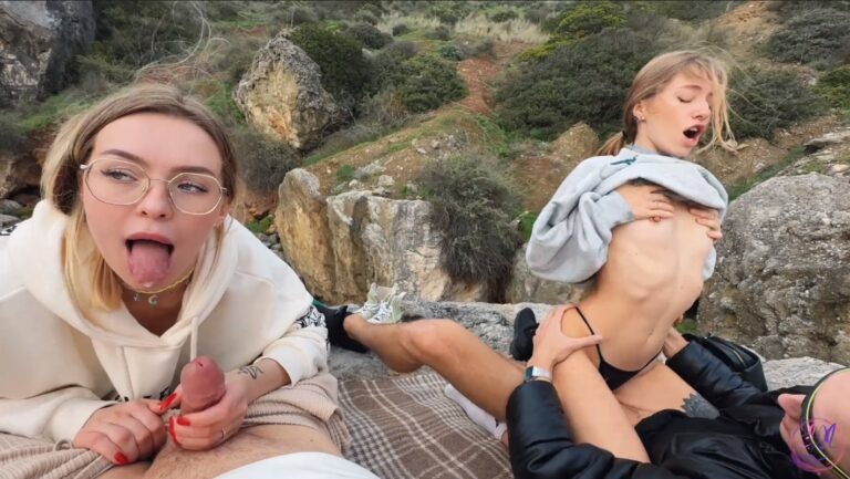 Lis Evans y SpiriteMoon disfrutan de dos pollas en la playa