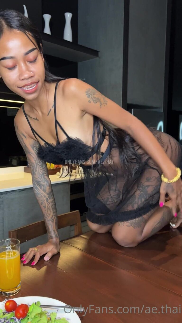 Maid Aeasia sirve su coño como plato principal