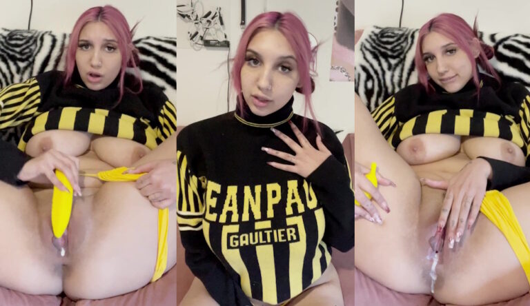 Mati Khalifa alcanza el orgasmo usando sus juguetes de plátano
