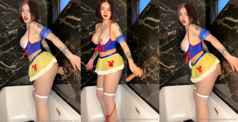 Melisa Ruiz como Blancanieves se masturba con un consolador