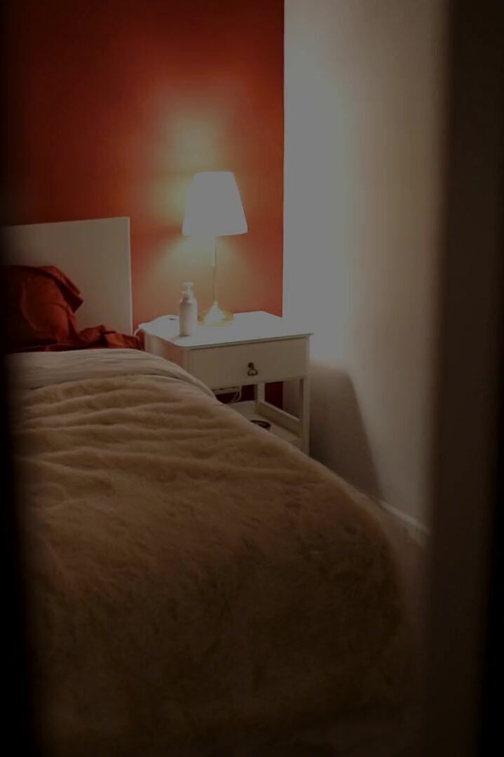 Mi dulce manzana es follada junto a la piscina y se corre en la cama