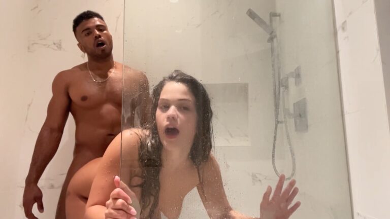 Missjtuckss es perforada por una BBC en la ducha