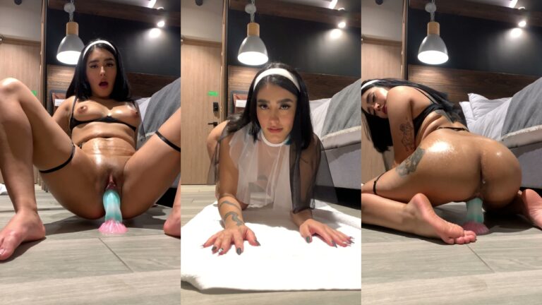 Monja cachonda la pequeña Susanna rebota en su consolador