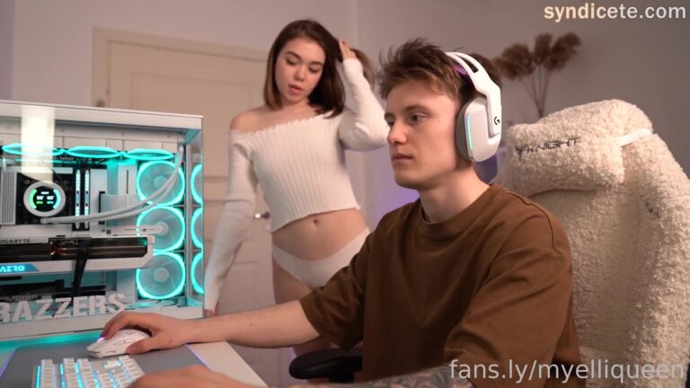 Myelliqueen convence a su novio gamer para que tenga sexo anal