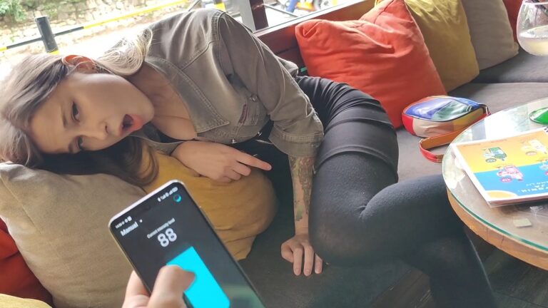 Orgasmo controlado a distancia de mi hermanastra en el bar