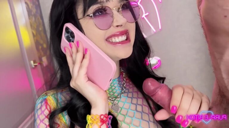 Purple Bitch se llena mientras habla por teléfono