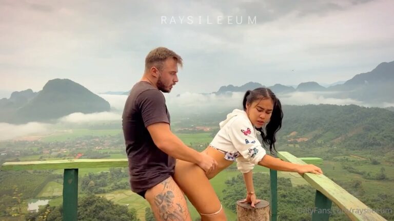Raysi Leeum tiene sexo al aire libre