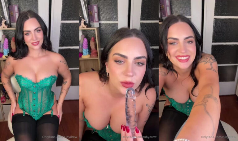 Ruby Drew toma un consolador transparente en su coño