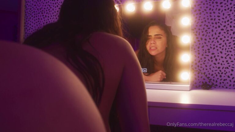Therealrebecca se la follan delante del boudoir