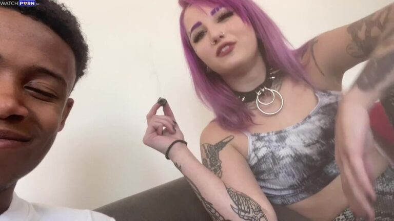 Valerica Steele le hace una mamada a su amigo negro mientras fuma