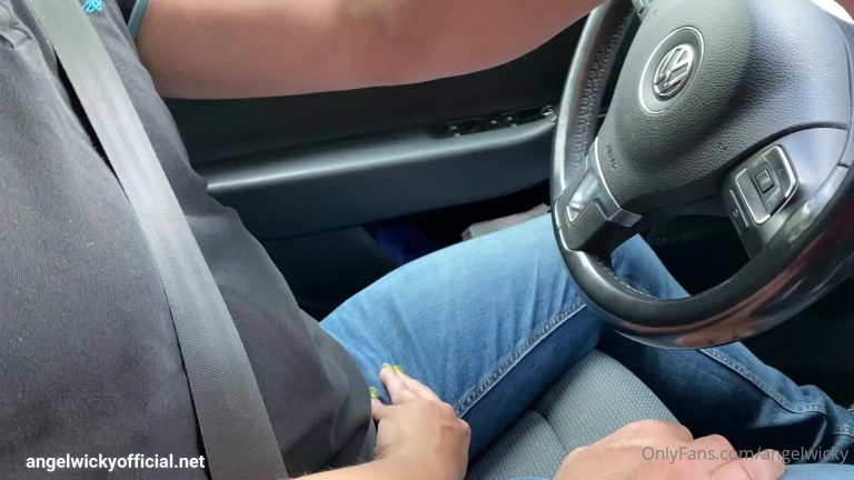 Angel Wicky En Follada Traviesa En Coche Con Un Amigo