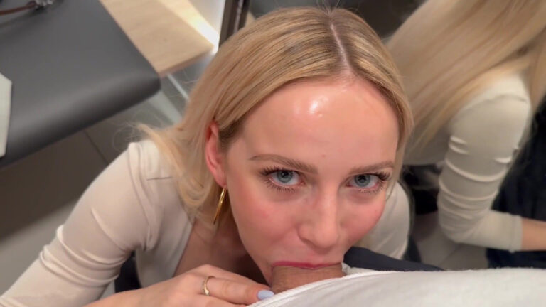 Baebaezoe Sneaks A Blowjob While Shopping