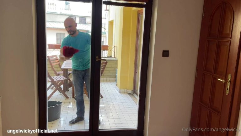 Madura Angel Wicky Se Ensucia Con El Limpiador