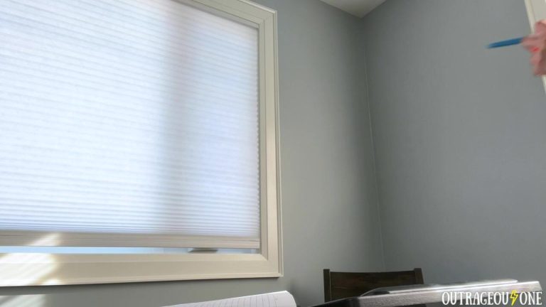Outrageousone Muestra Su Cuerpo Desnudo Y Termina Masturbándose