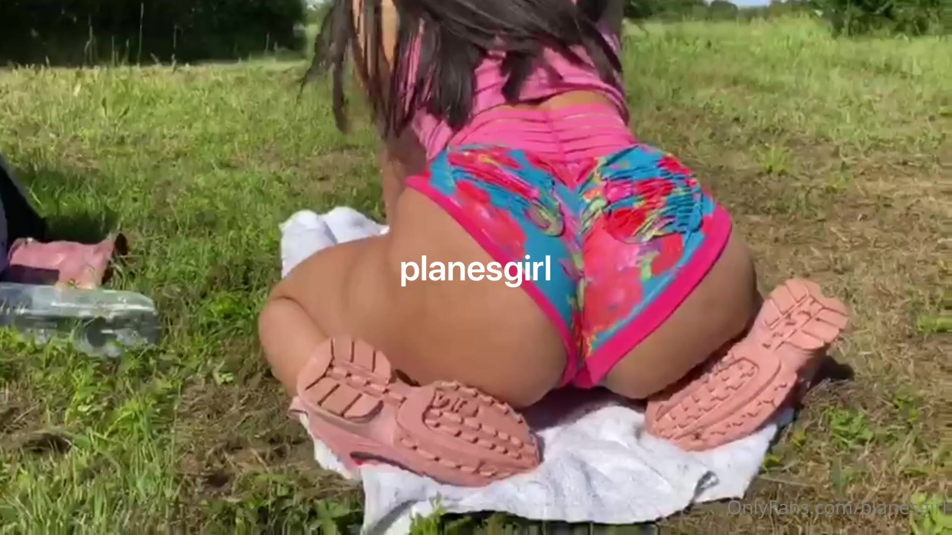 Planesgirl Masturbándose Al Aire Libre