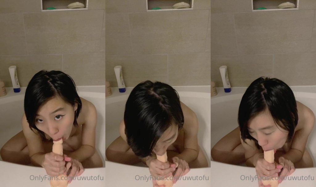 Uwutofu Practica Con Su Cabeza En La Bañera Chupando Un Dildo